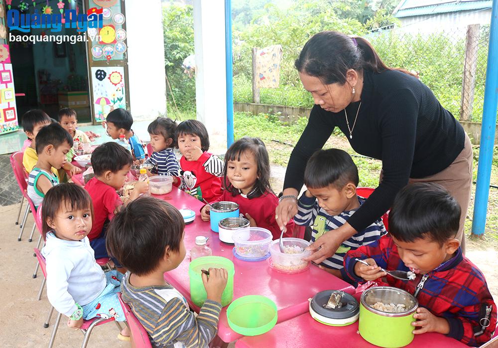  Bữa trưa của học sinh tại điểm trường thôn Tang, Trường Mầm non Trà Bùi (Trà Bồng).      