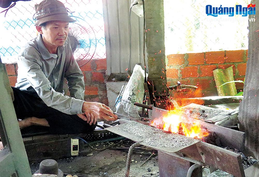 Anh Nguyễn Hữu Lý, ở thôn Minh Khánh, xã Tịnh Minh (Sơn Tịnh) với nghề rèn truyền thống.