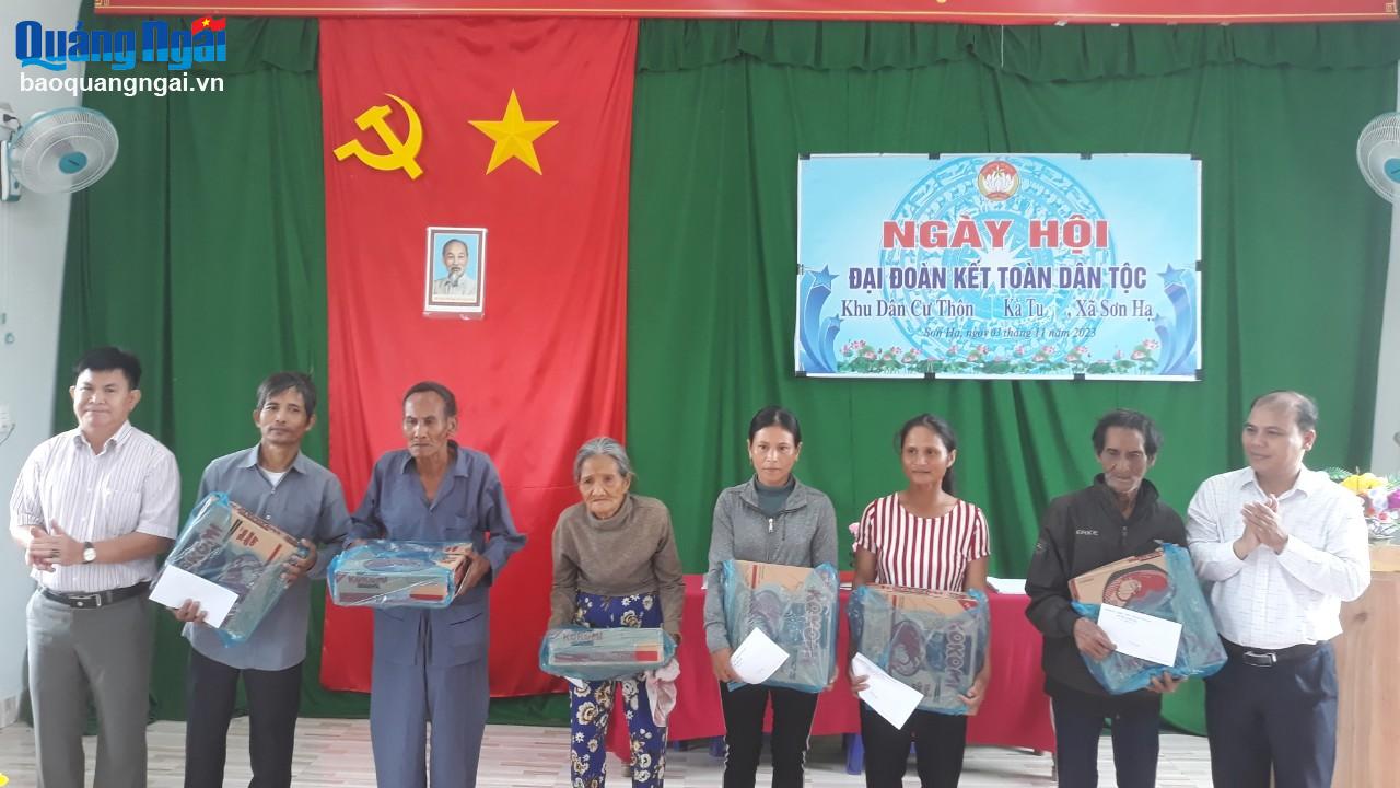 Phó Bí thư Thường trực Huyện ủy Sơn Hà Đinh Xuân Dũng tặng quà cho hộ nghèo Khu dân cư Kà Tu.