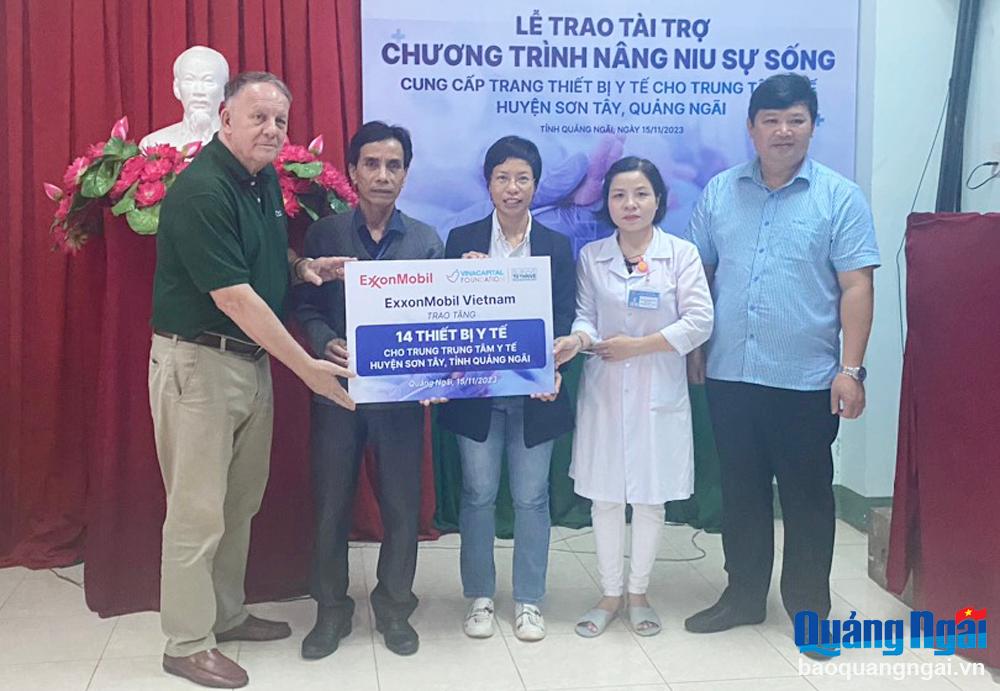 Đại diện VinaCapital Foundation và Công ty TNHH thăm dò dầu khí ExxoMobil Việt Nam trao bảng tượng trưng gói tài trợ.