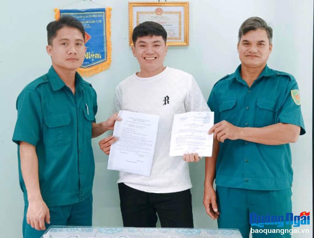 Thanh niên Trần Đình Vinh gửi đơn tình nguyện nhập ngũ năm 2024 tại Ban CHQS xã Bình An (Bình Sơn).