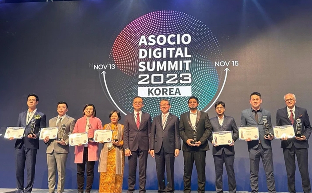 Đại diện FPT (thứ hai từ phải sang) cùng các doanh nghiệp xuất sắc châu Á - châu Đại dương được vinh danh tại Lễ trao giải ASOCIO 2023.