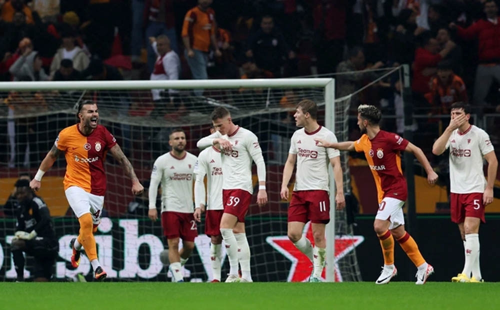 Công làm thủ phá, Man United cay đắng đánh rơi chiến thắng tại Istanbul