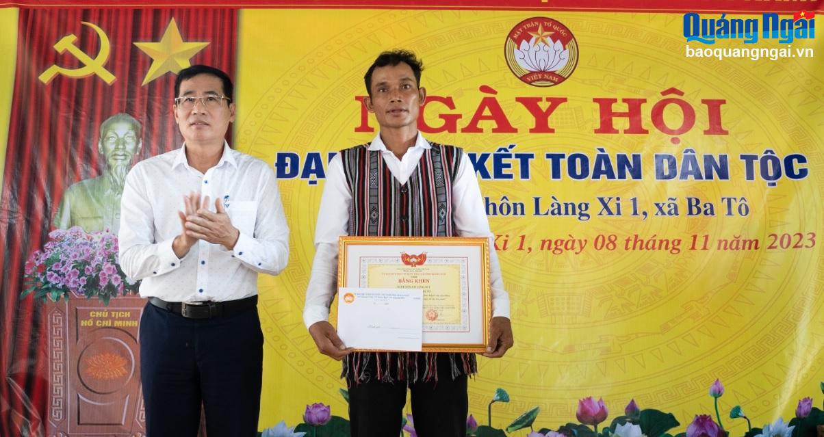 Phó Chủ tịch Ủy ban MTTQ Việt Nam tỉnh Trần Hòa trao Bằng khen cho Khu dân cư Làng Xi 1.