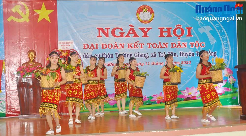 Chương trình văn nghệ tại Ngày hội Đại đoàn kết của người dân thôn Trường Giang.