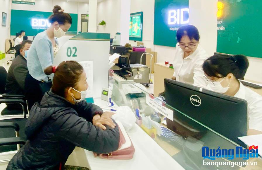 Khách hàng đến giao dịch tại Phòng Giao dịch BIDV ở thị trấn Châu Ổ (Bình Sơn).