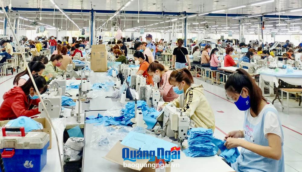 Sản xuất hàng xuất khẩu tại Nhà máy may Vinatex Dung Quất (KKT Dung Quất).