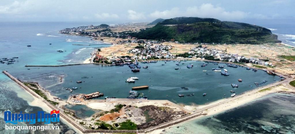 Ngư dân đảo Lý Sơn an tâm khi có vũng neo đậu tàu thuyền
