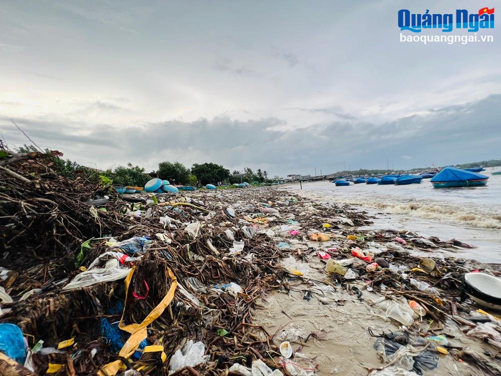 Bờ biển xã Tịnh Kỳ phủ kín rác thải sau mưa lớn