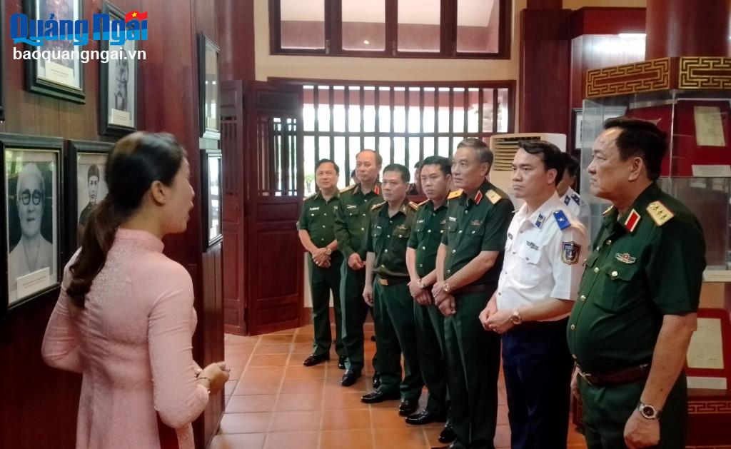 Thượng tướng Võ Minh Lương, Thứ trưởng Bộ Quốc phòng cùng các thành viên trong Đoàn công tác đến thăm Khu lưu niệm Thủ tướng Phạm Văn Đồng.