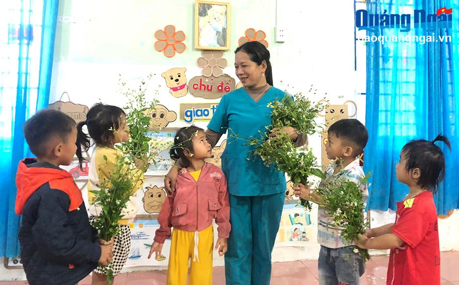 Cô Hồ Thị Hồng Nga hạnh phúc với những bó hoa rừng do học sinh tặng nhân ngày Nhà giáo Việt Nam.