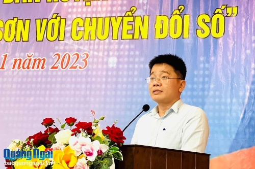 Chủ tịch UBND huyện Bình Sơn đối thoại với thanh niên về chuyển đổi số