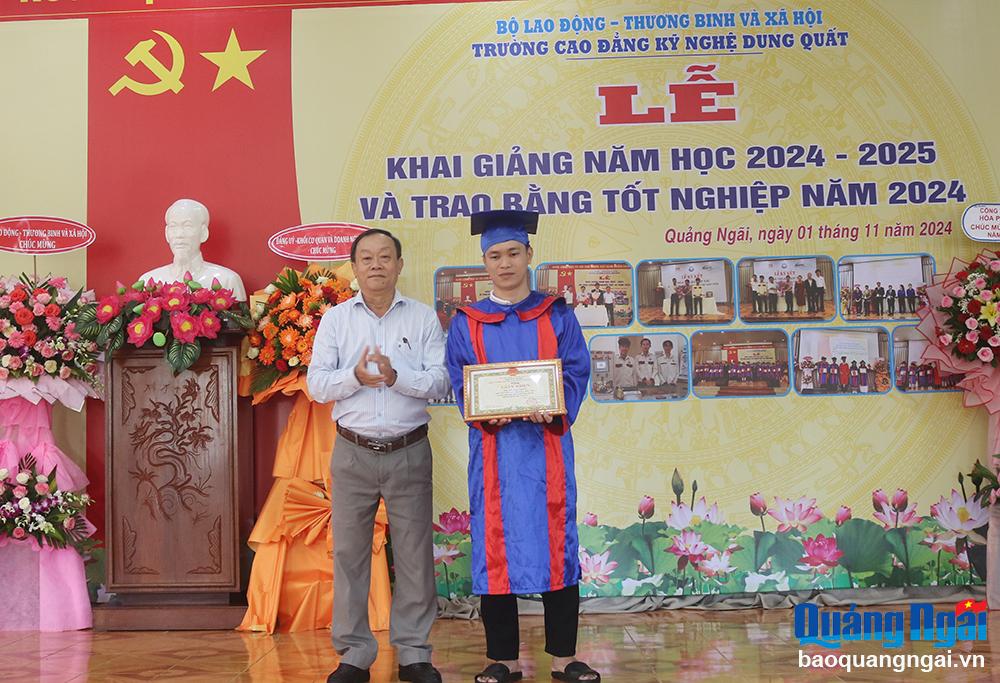 Phó Giám đốc Sở LĐ-TB&XH Nguyễn Tấn Đối trao Bằng tốt nghiệp và khen thưởng cho sinh viên tốt nghiệp loại xuất sắc.