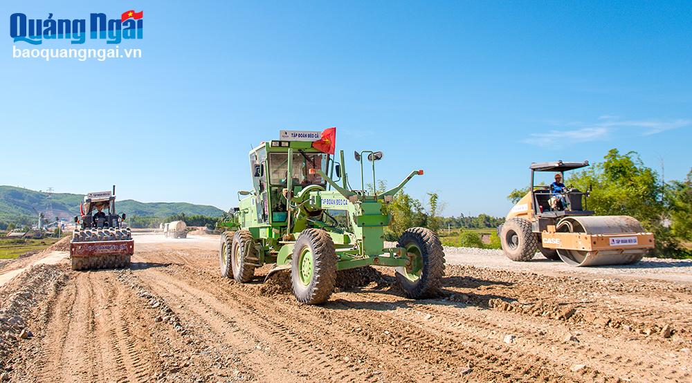 Lu lèn nền đường cao tốc Quảng Ngãi - Hoài Nhơn đoạn qua huyện Mộ Đức.