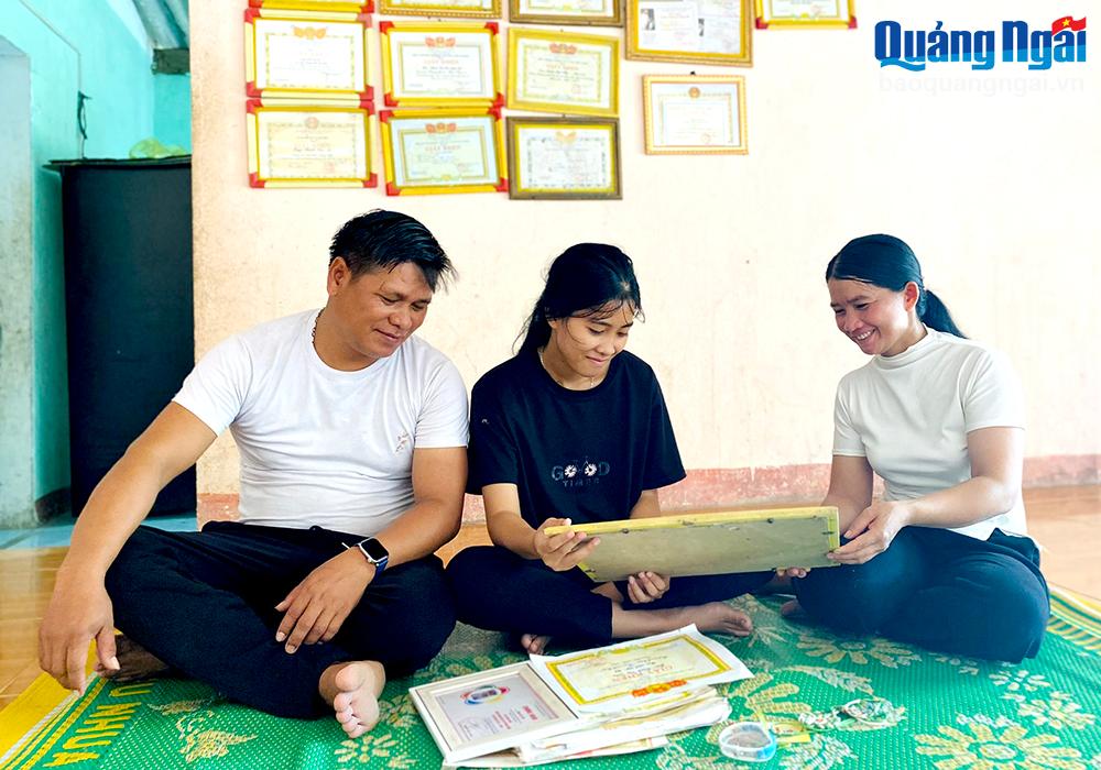 Vợ chồng chị Đinh Thị Bì, 
ở thôn Làng Rin, xã Sơn Trung
(Sơn Hà), luôn động viên, khích lệ 
con gái học tập.