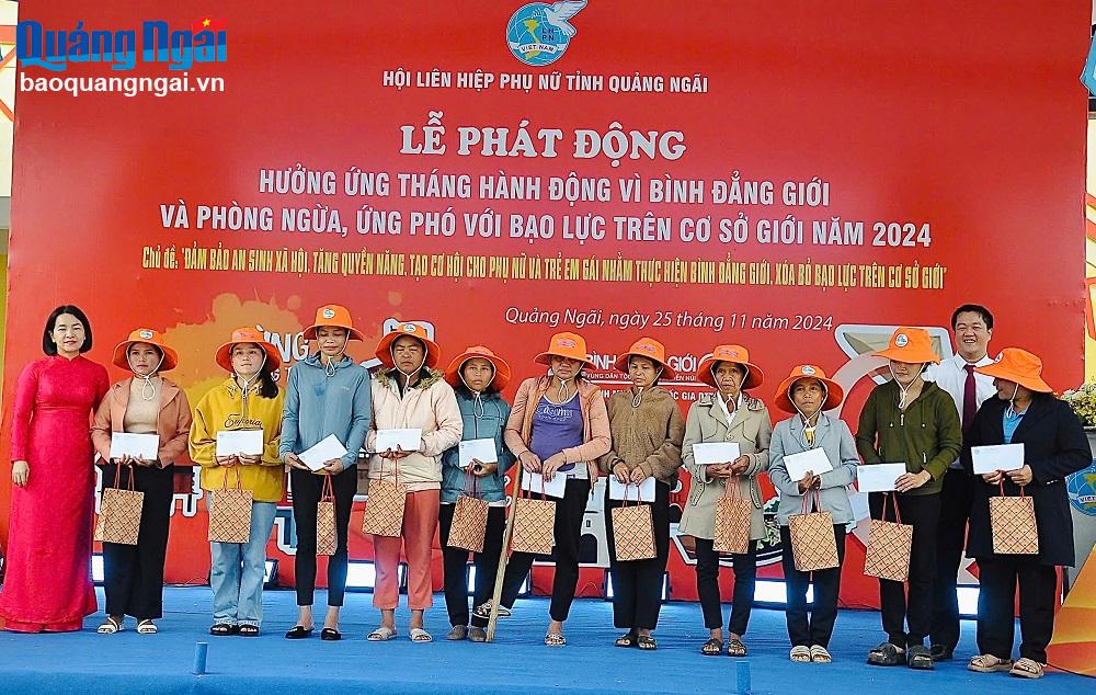 Lãnh đạo Hội LHPN tỉnh và lãnh đạo huyện Sơn Hà trao quà cho phụ nữ có hoàn cảnh khó khăn trên địa bàn huyện Sơn Hà. 