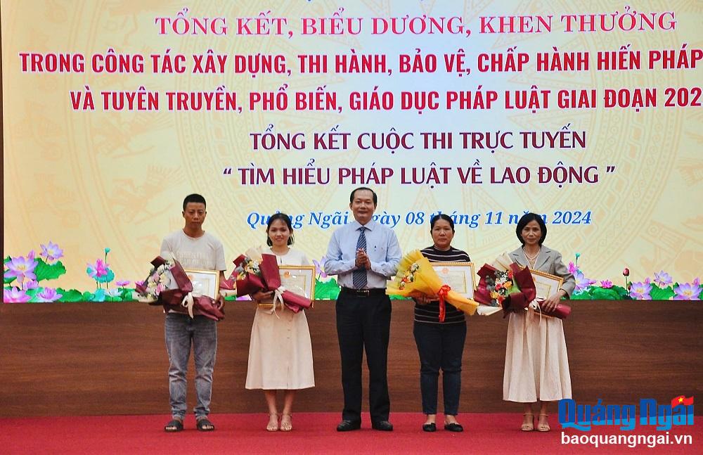 Trao giải Nhất, Nhì và Ba cho các cá nhân tham gia Cuộc thi trực tuyến “Tìm hiểu pháp luật về lao động”.