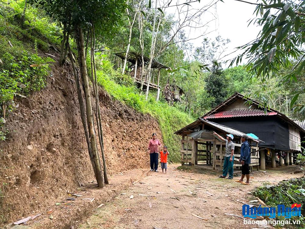 Sau lưng ngôi nhà của bà Phạm Thị Bây là vách núi bị xói lở.	
