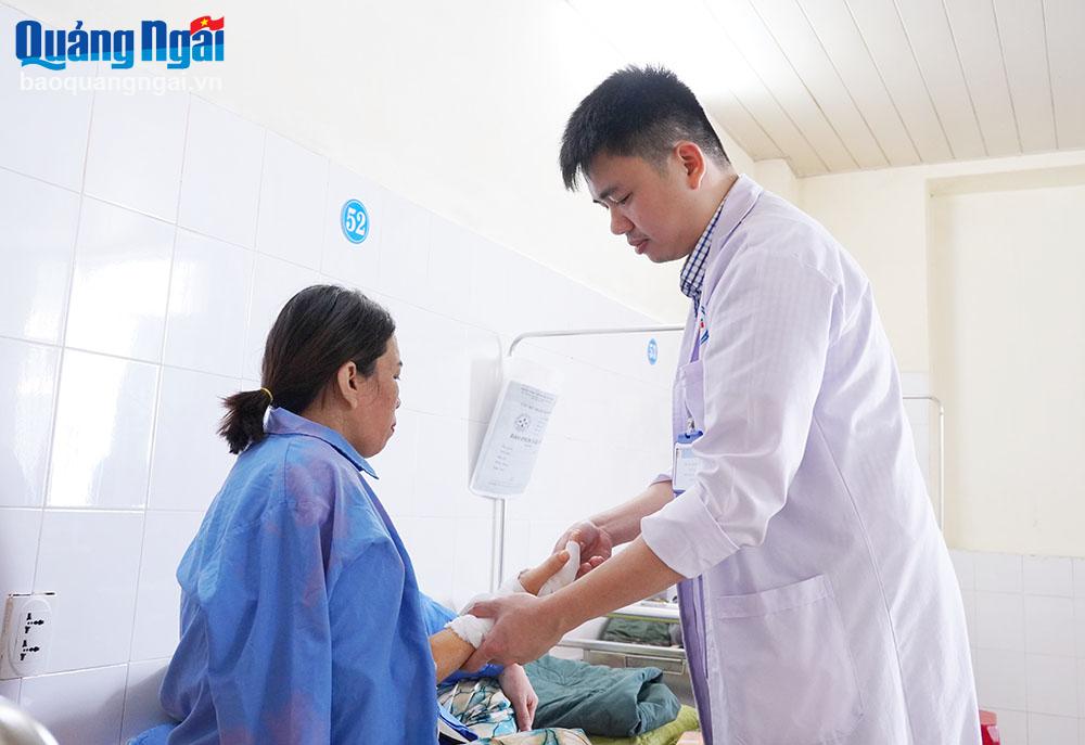 Bác sĩ Trương Vinh Quang khám, kiểm tra cho người bệnh đang điều trị tại
Khoa Chấn thương chỉnh hình - Bỏng (Bệnh viện Đa khoa tỉnh).	