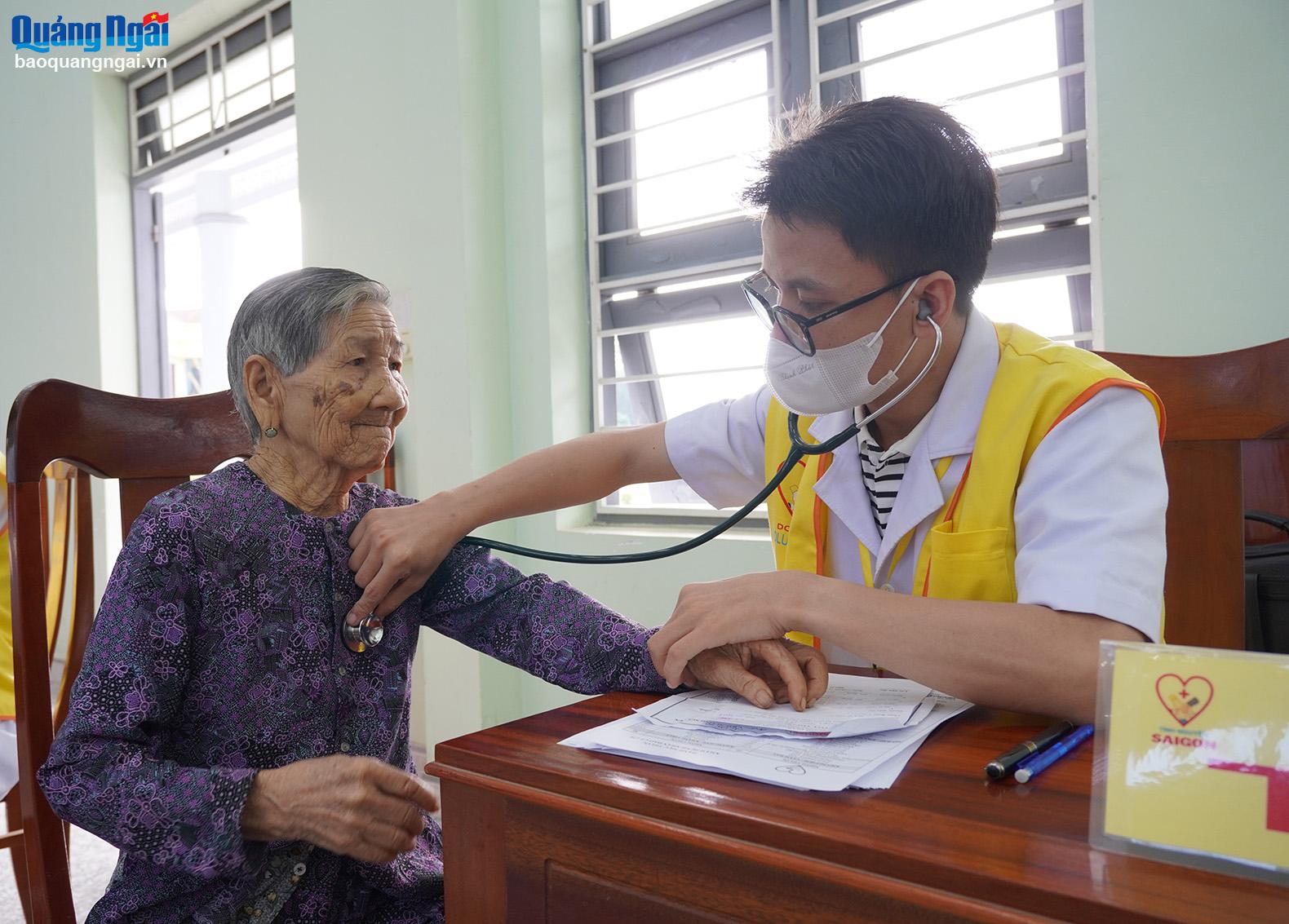 Bác sĩ khám bệnh cho người dân có hoàn cảnh khó khăn, già yếu.