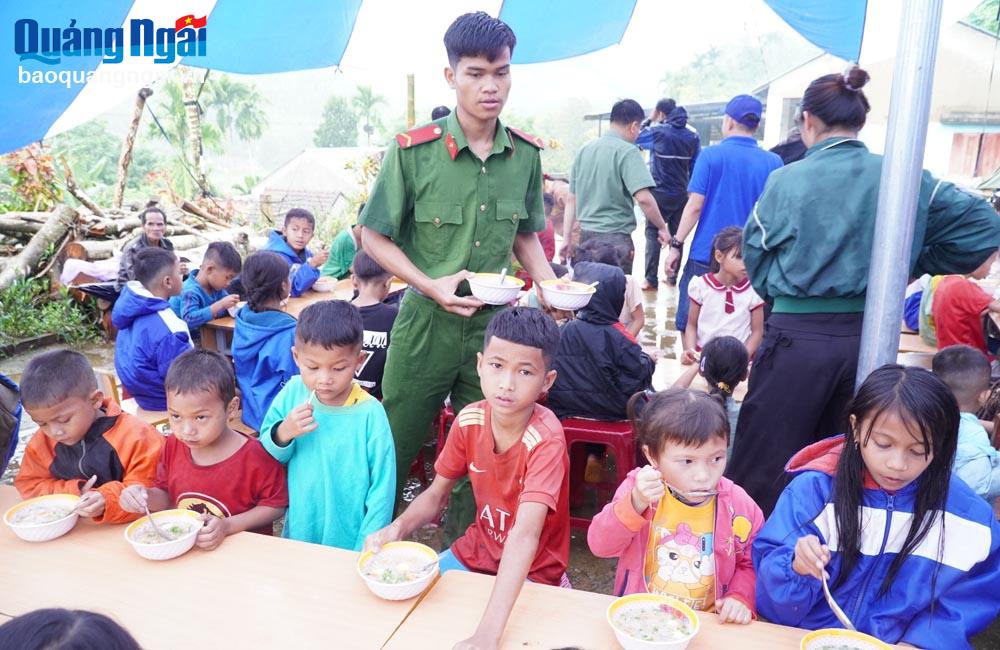 Các thành viên ban tổ chức trao tặng bữa ăn dinh dưỡng cho các cháu học sinh.