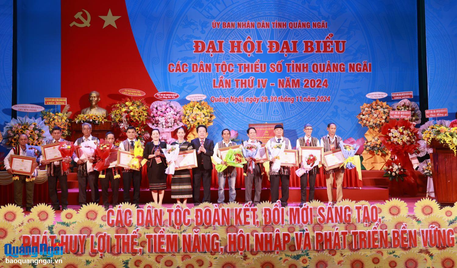 Phó Bí thư Tỉnh ủy Đinh Thị Hồng Minh và Phó Chủ tịch UBND tỉnh Võ Phiên trao Bằng khen của UBND tỉnh cho các cá nhân.