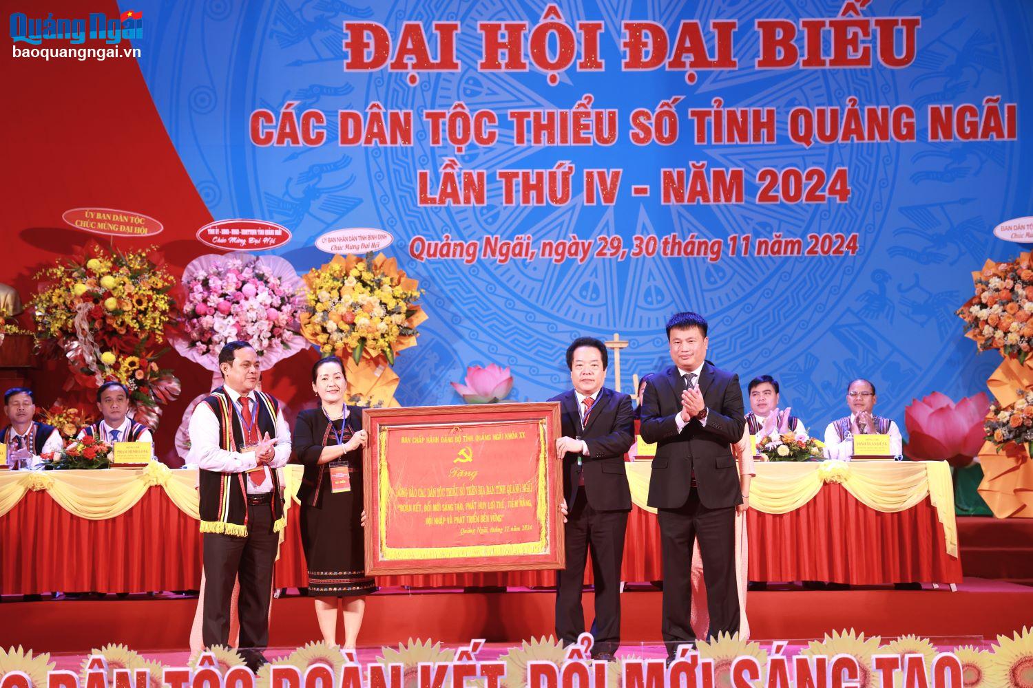 Ban Chấp hành Đảng bộ tỉnh tặng Đại hội bức trướng với dòng chữ “Đồng bào các dân tộc thiểu số trên địa bàn tỉnh Quảng Ngãi “Đoàn kết, đổi mới sáng tạo, phát huy lợi thế, tiềm năng, hội nhập và phát triển bền vững””. 