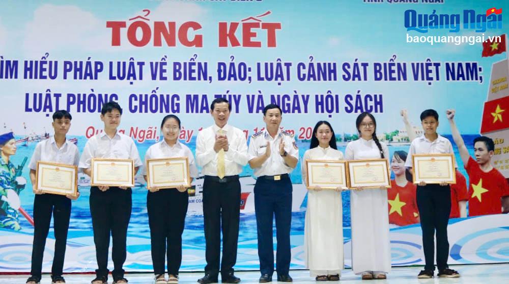 Lãnh đạo Ban Dân vận Tỉnh ủy và Vùng Cảnh sát biển 2 tặng Giấy khen cho các tập thể đoạt giải.