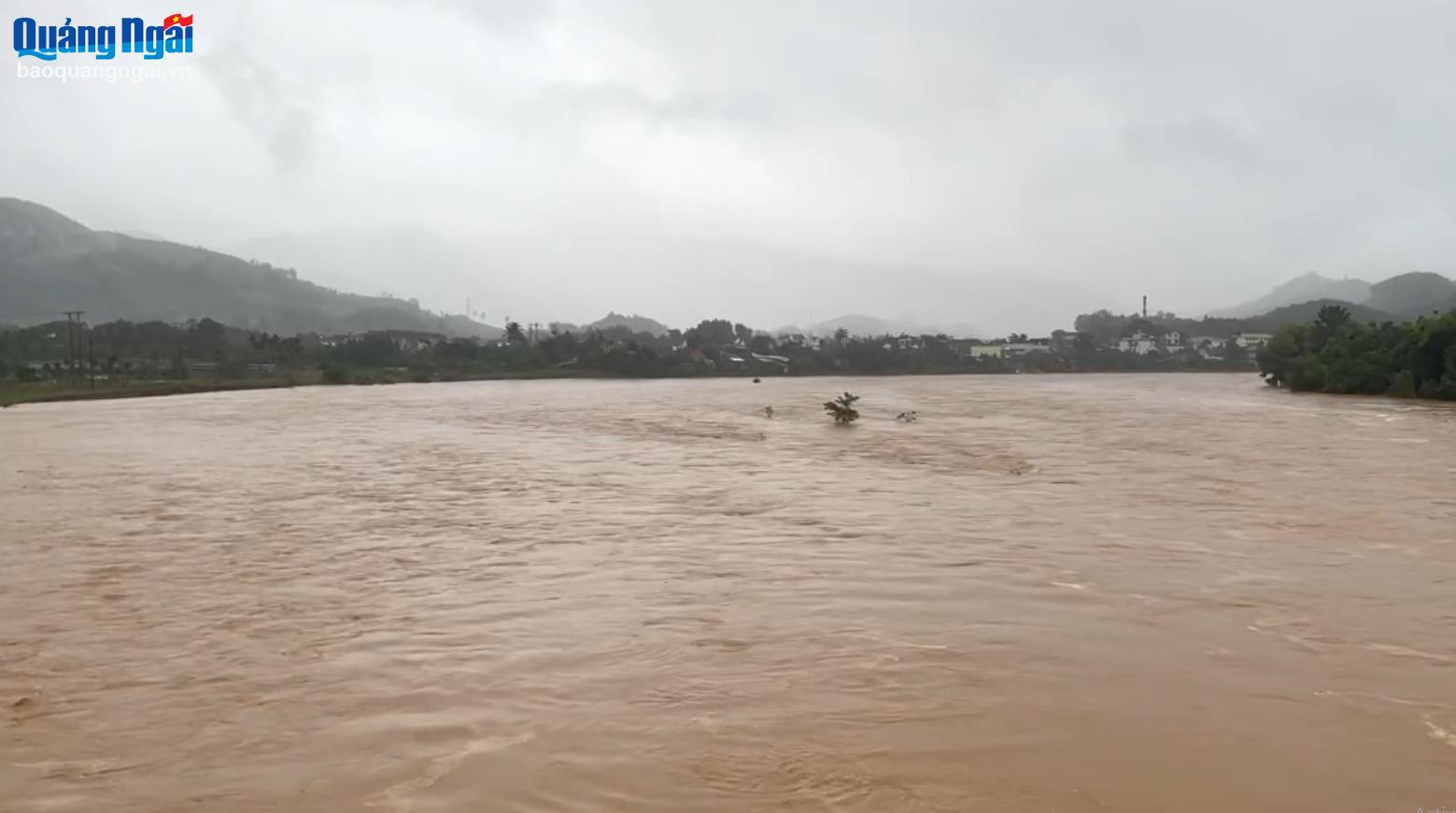 Mưa nhiều nơi, lũ ở các sông đang lên