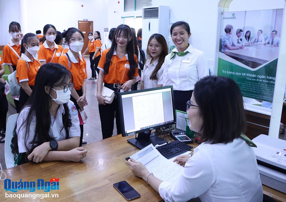 Sinh viên Trường Đại học Phạm Văn Đồng trải nghiệm thực tế tại doanh nghiệp.