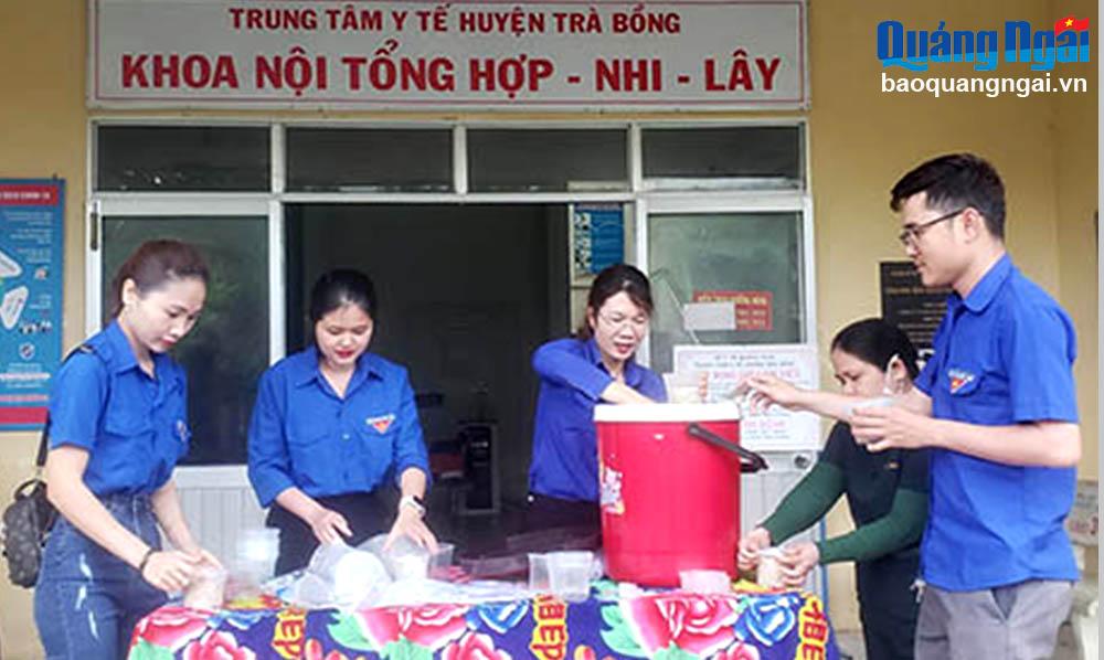 Đoàn viên, thanh niên huyện Trà Bồng phát cháo miễn phí cho bệnh nhân nghèo tại Trung tâm Y tế huyện.