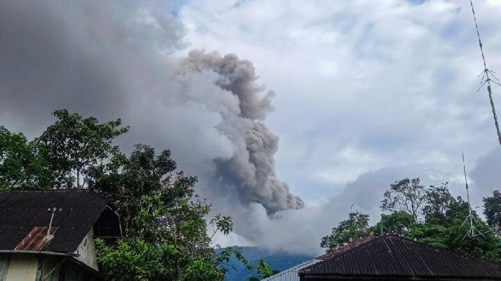 Núi lửa bất ngờ phun trào ở Indonesia khiến 11 người leo núi thiệt mạng