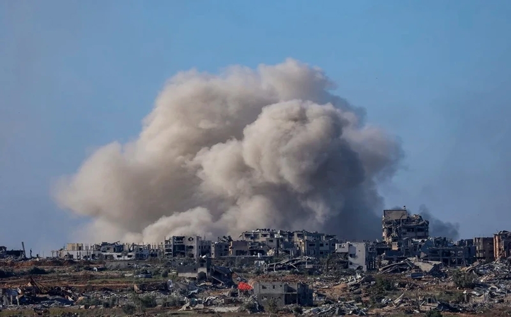 Khói bốc lên sau cuộc không kích của Israel xuống Dải Gaza ngày 16/12/2023. (Ảnh: AFP/TTXVN)