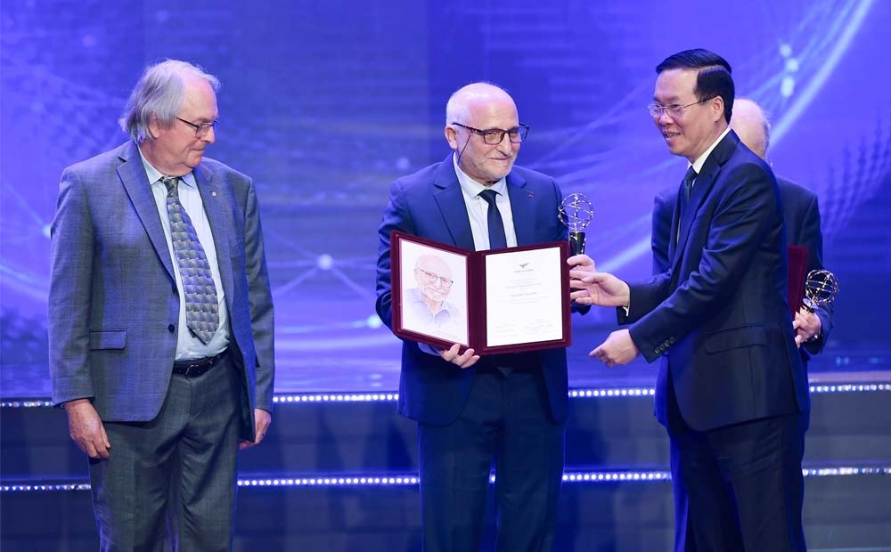 Chủ tịch nước Võ Văn Thưởng trao cúp và chứng nhận cho các nhà khoa học là chủ nhân của Giải thưởng chính VinFuture 2023.