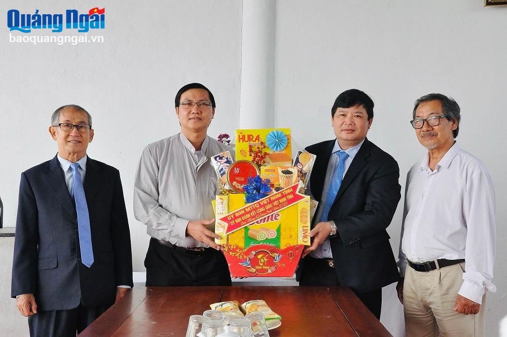 Đoàn công tác của Ủy ban MTTQ Việt Nam tỉnh đến thăm, chúc mừng Giáo xứ Cù Và, xã Tịnh Giang (Sơn Tịnh) nhân dịp lễ Giáng sinh 2023.