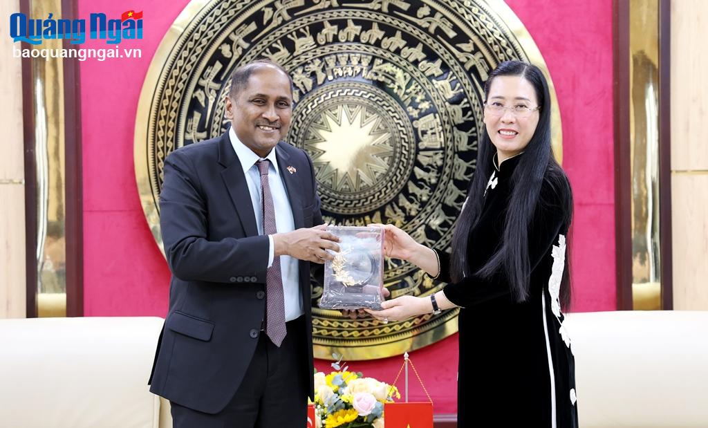 Đại sứ Jaya Ratnam tặng quà lưu niệm cho đồng chí Bí thư Tỉnh ủy, Chủ tịch HĐND tỉnh Bùi Thị Quỳnh Vân.
