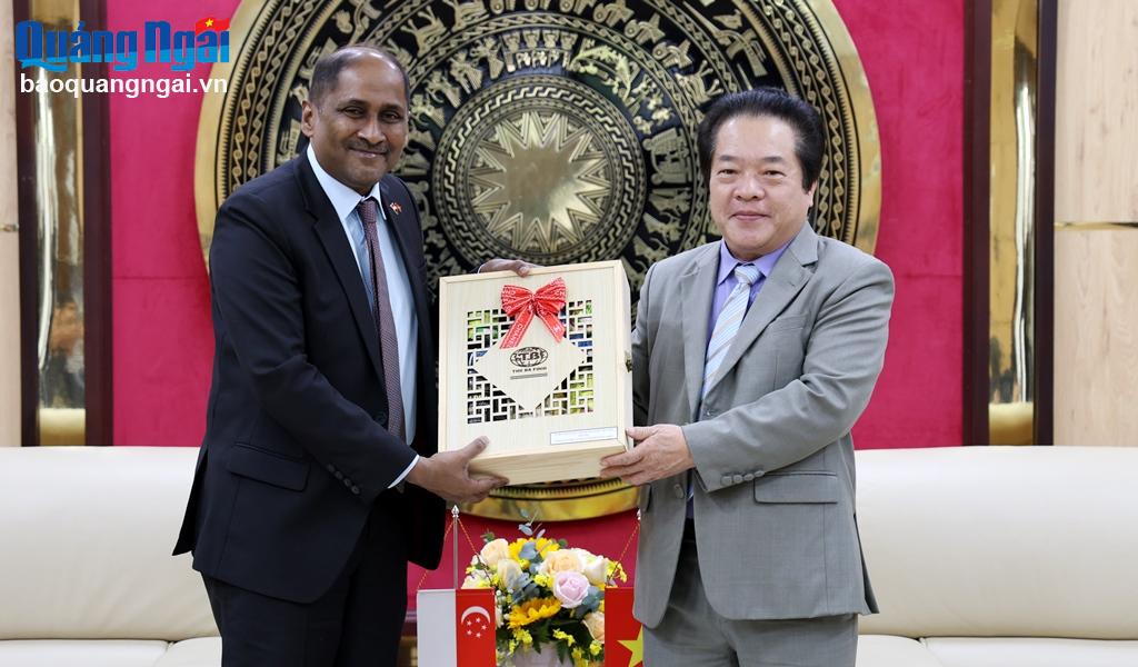 Phó Chủ tịch UBND tỉnh Võ Phiên tặng quà lưu niện cho Đại sứ Jaya Ratnam.