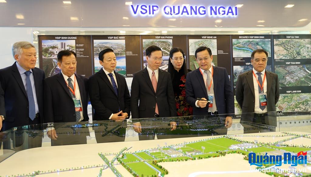 Chủ tịch nước Võ Văn Thưởng cùng các đồng chí lãnh đạo tham quan mô hình mẫu VSIP đầu tư tại Quảng Ngãi.