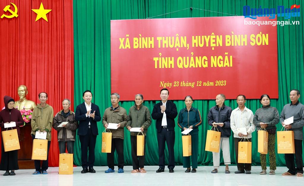 Chủ tịch nước Võ Văn Thưởng và Phó Thủ tướng Chính phủ Trần Hồng Hà trao cho các hộ gia đình chính sách trên địa bàn xã Bình Thuận (Bình Sơn).