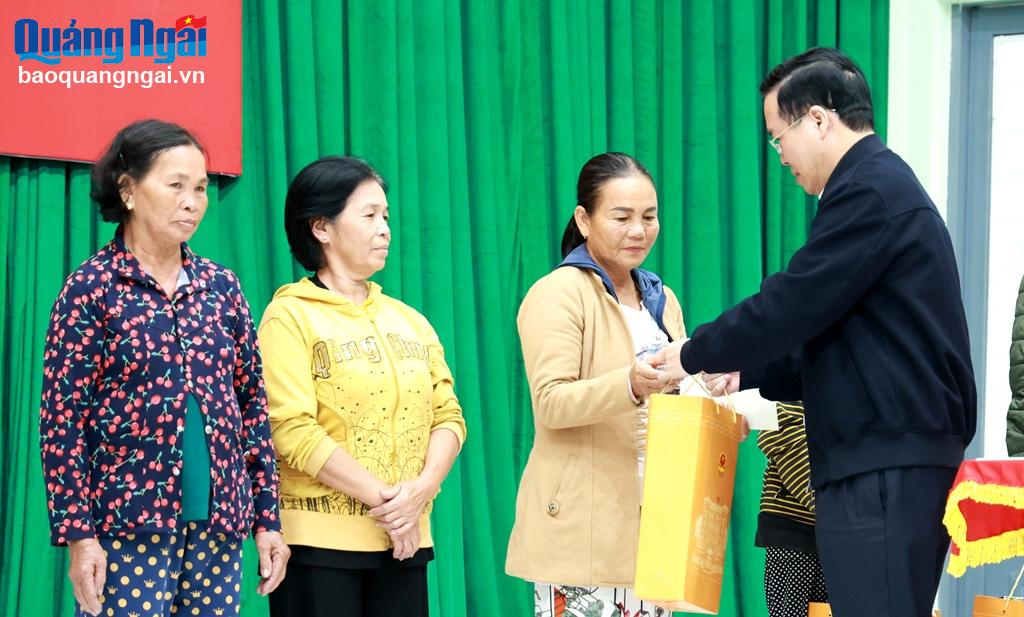 Chủ tịch nước Võ Văn Thưởng trao quà cho các hộ gia đình chính sách trên địa bàn xã Bình Thuận (Bình Sơn).