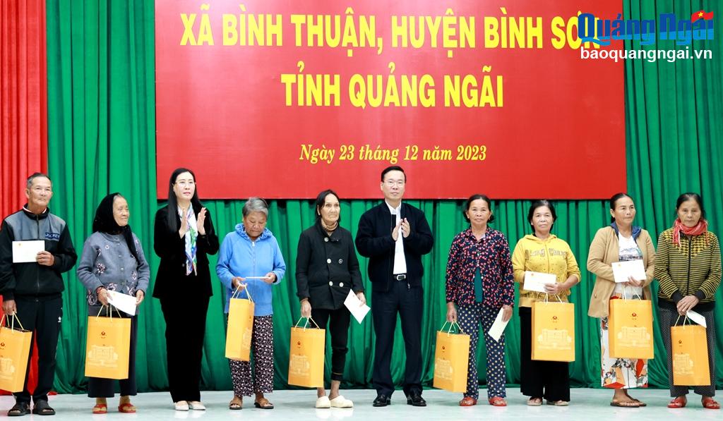 Chủ tịch nước Võ Văn Thưởng và Bí thư Tỉnh ủy, Chủ tịch HĐND tỉnh Bùi Thị Quỳnh Vân trao cho các hộ gia đình chính sách trên địa bàn xã Bình Thuận. 