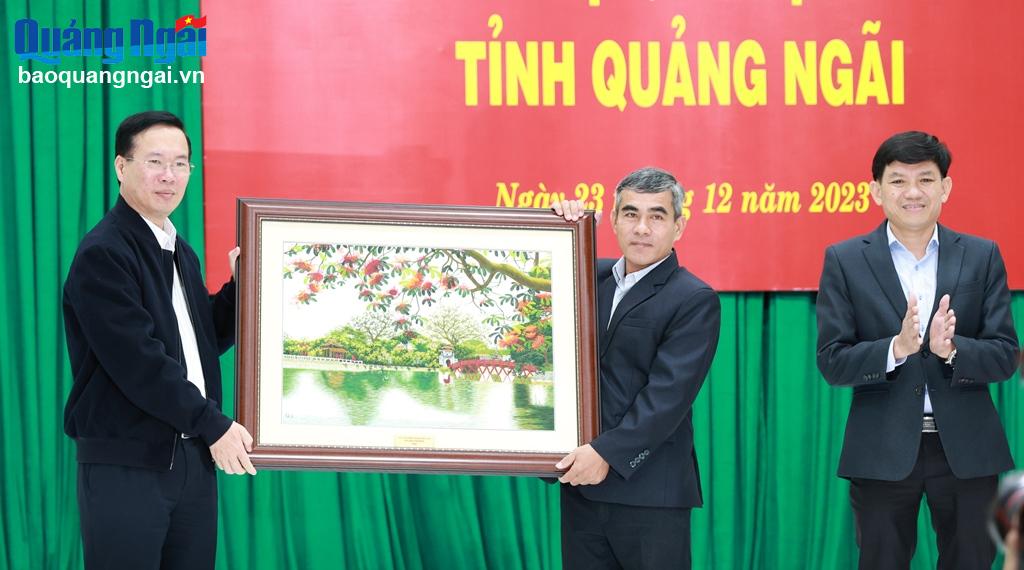 Chủ tịch nước Võ Văn Thưởng tặng quà cho Đảng bộ, chính quyền và nhân dân xã Bình Thuận (Bình Sơn).