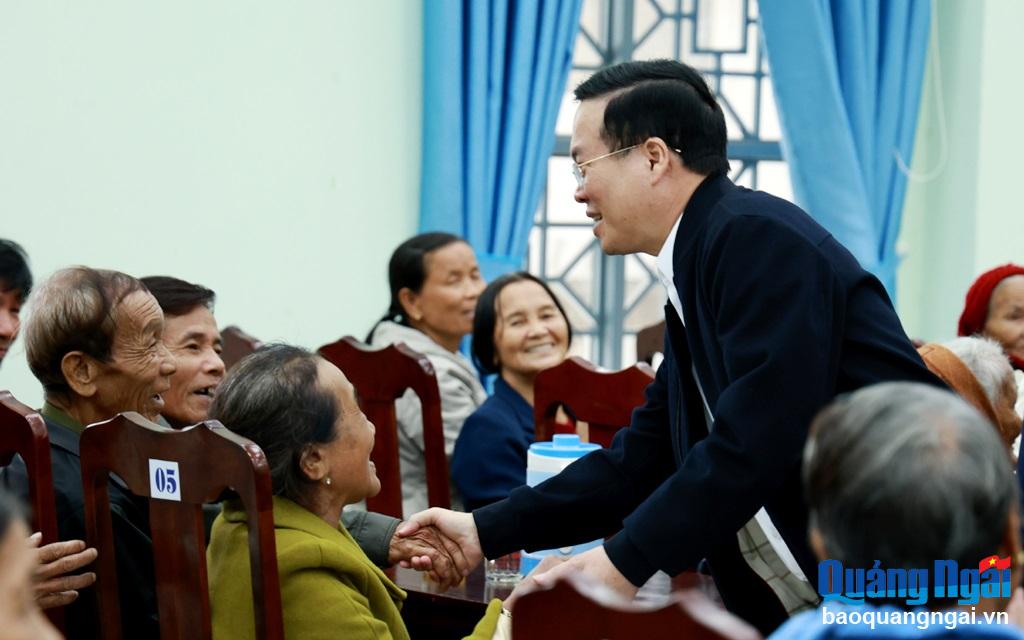 Chủ tịch nước Võ Văn Thưởng thăm, tặng quà cho người dân xã Bình Thuận