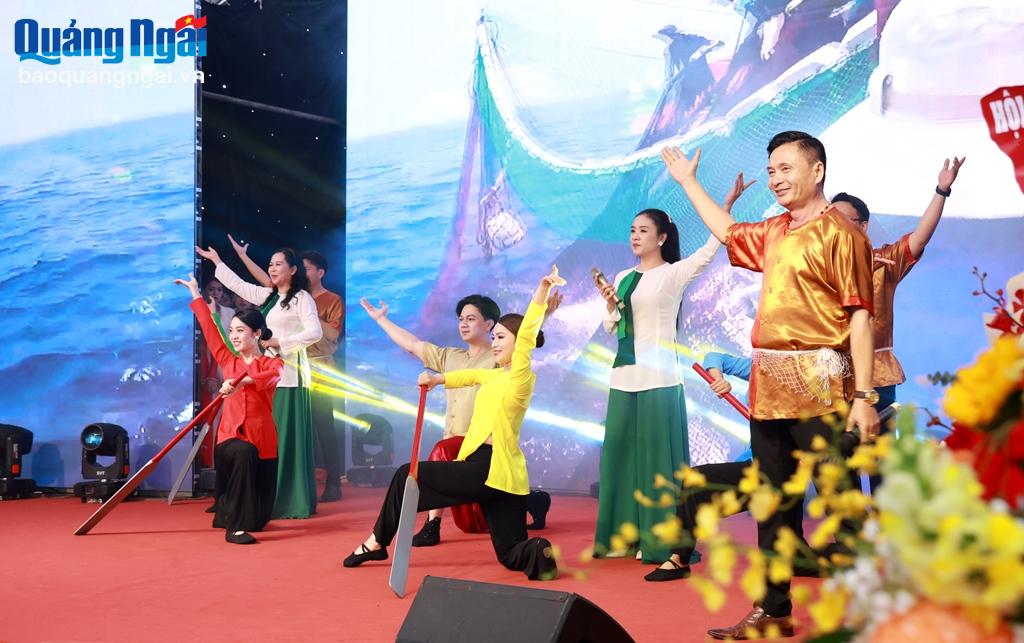 Chương trình văn nghệ chào mừng Lễ “Công bố Quy hoạch tỉnh Quảng Ngãi thời kỳ 2021-2030, tầm nhìn đến năm 2050 và Khởi công Dự án đường Hoàng Sa - Dốc Sỏi” Đoàn ca múa nhạc dân tộc tỉnh Quảng Ngãi 