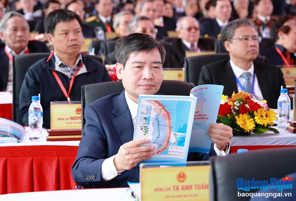 Chủ tịch UBND tỉnh Phú Yên Tạ Anh Tuấn xem các nội dung trong Quy hoạch tỉnh Quảng Ngãi thời kỳ 2021 - 2030, tầm nhìn đến năm 2050. 