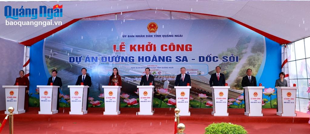 Các đồng chí lãnh đạo trung ương và tỉnh Quảng Ngãi thực hiện nghi thức khởi công dự án Đường Hoàng Sa - Dốc Sỏi.