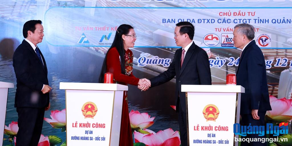 Chủ tịch nước Võ Văn Thưởng và các đồng chí lãnh đạo trung ương chúc mừng lãnh đạo tỉnh Quảng Ngãi tại buổi lễ.