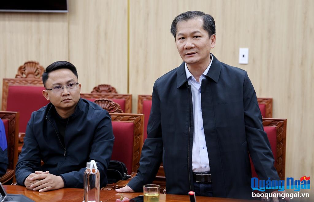 Tổng Biên tập báo Quảng Ngãi Nguyễn Phú Đức phát biểu tại cuộc họp.