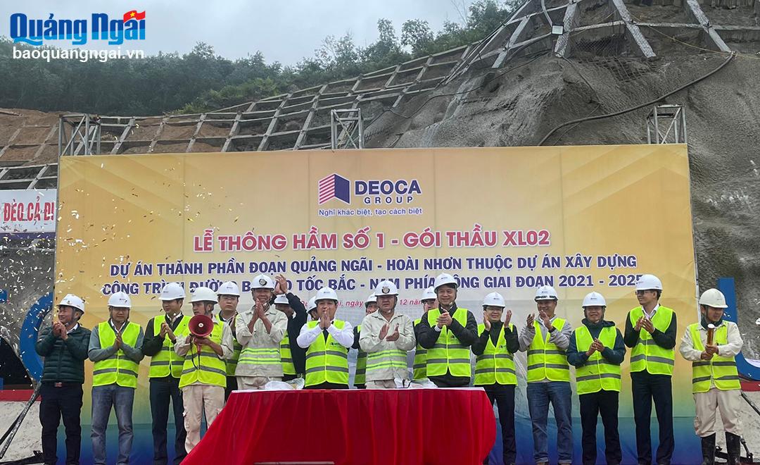 Cán bộ, kỹ sư, công nhân cùng nhau chúc mừng sau khi thông hầm số 1 và 2 cao tốc Quảng Ngãi - Hoài Nhơn.