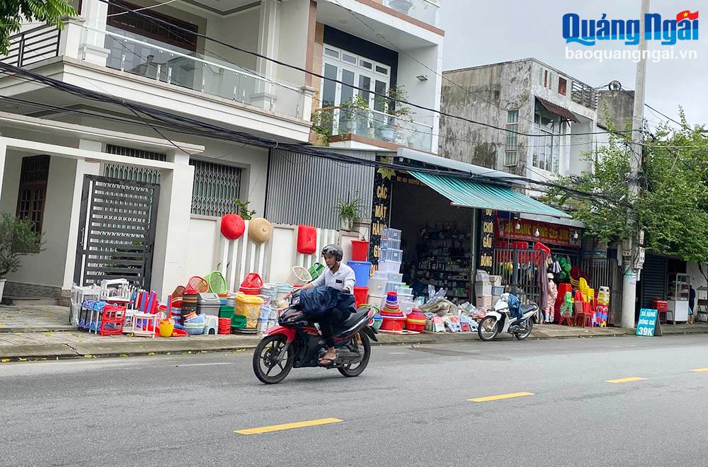 Một đoạn vỉa hè đường Nguyễn Công Phương trở thành mặt bằng kinh doanh đồ nhựa.
Ảnh: X.HIẾU